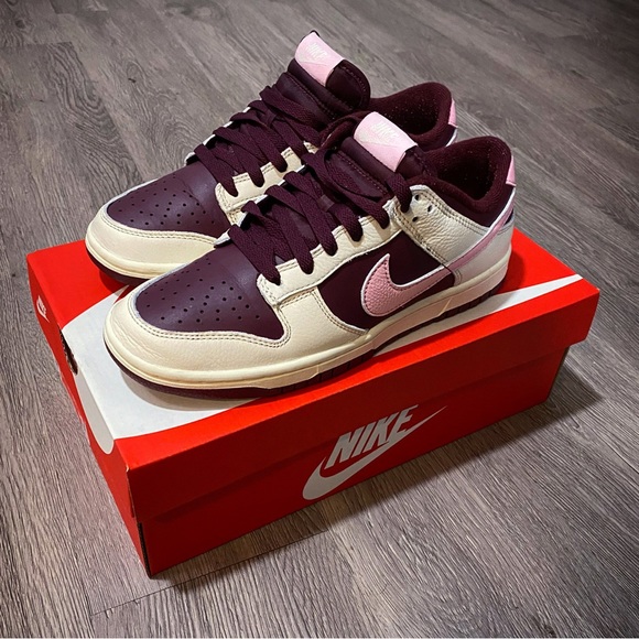 Nike Dunk Low Valentine - Picture 1 of 5